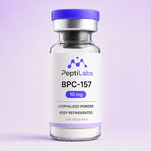 Vial de BPC-157 10 mg de PeptiLabs con el polvo liofilizado al fondo