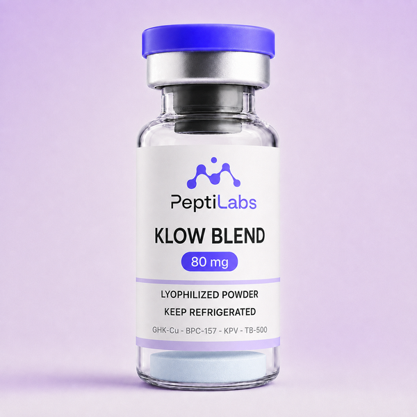 Vial de KLOW Blend 80 mg de PeptiLabs con el polvo liofilizado azulado al fondo