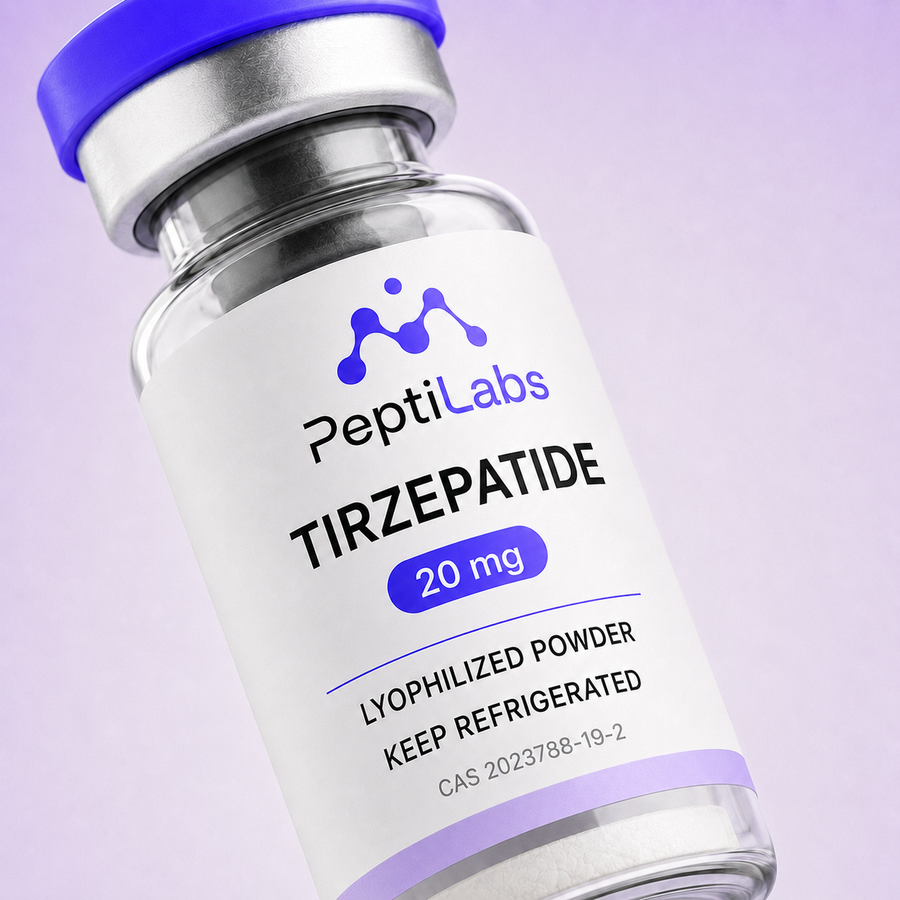 Primer plano de la etiqueta del vial de Tirzepatide 20 mg de PeptiLabs